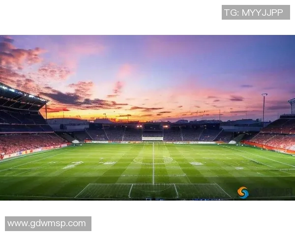 足球瞬间定格在镜头下展现激情与梦想的完美结合